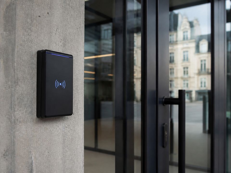 Lecteur de badge sans contact à l'entrée d'un immeuble