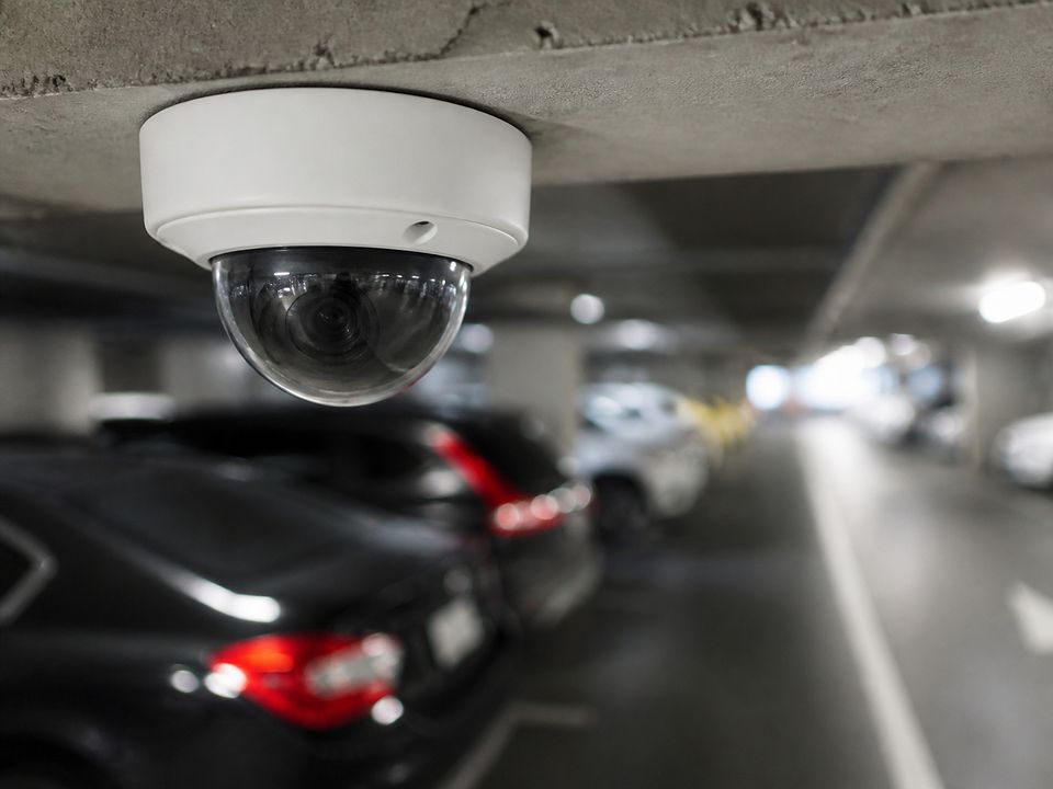 Caméra dôme au plafond d'un parking souterrain